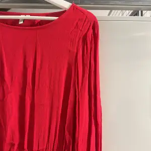 Röd klänning från Nelly med fin rygg. 