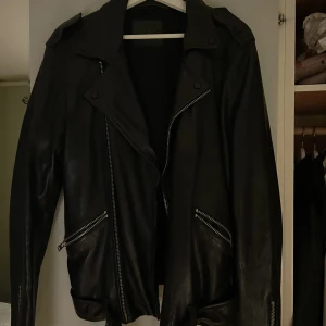 Allsaints läderjacka  - Sitter som vanlig L, sparsamt använd och i gott skick