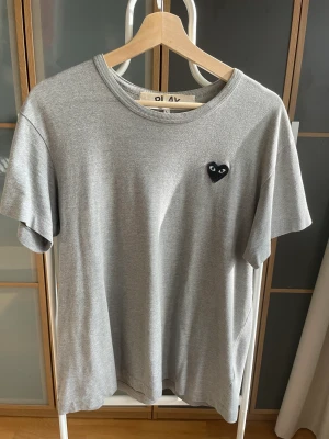 Cdg t-shirt - Säljer min cdg t-shirt i storlek L som är sparsamt använd. Kan gå ner i pris vid snabb affär. 