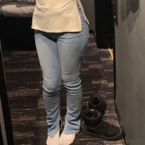 Jeans från Nelly  - Superfina jeans från Nelly med slits. Nytt skick. Använda ca 2 gånger.