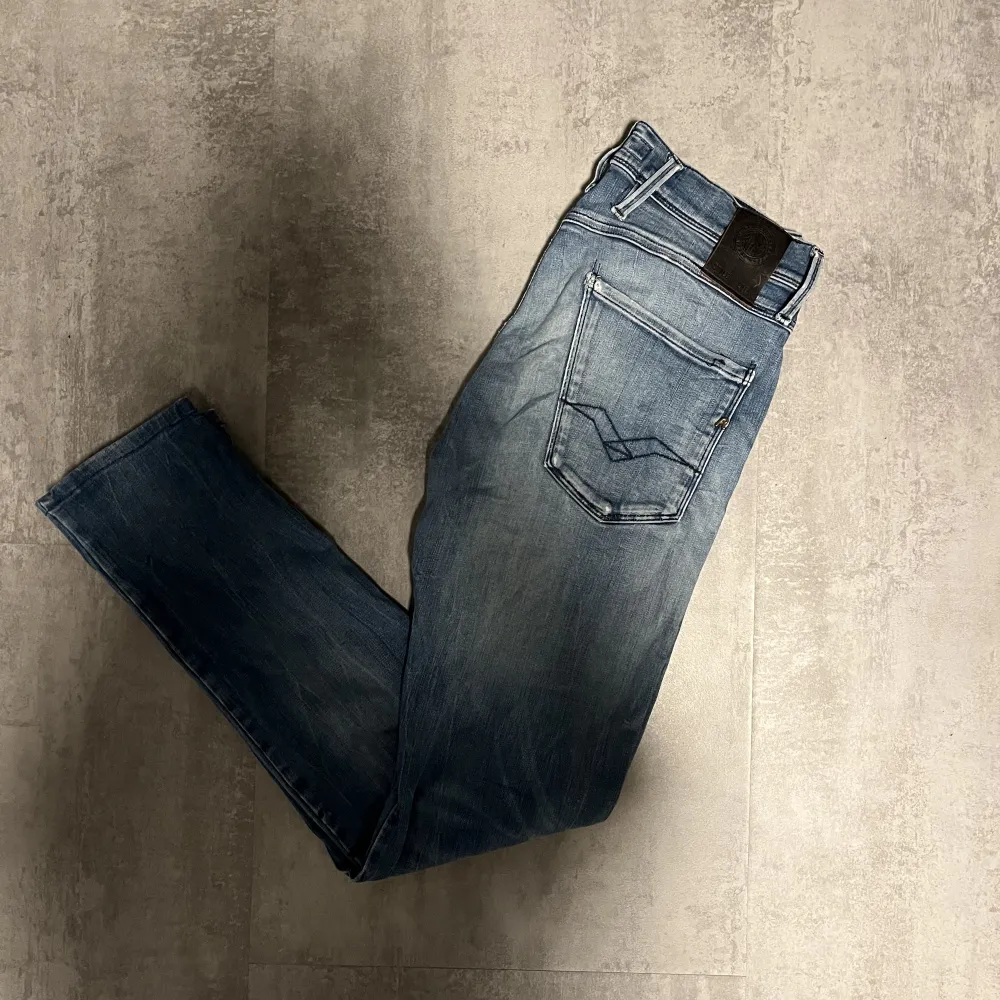 Tja, nu säljer jag mina snygga replay anbass jeans. Skicket på jeansen är 8/10. Nypriset på dessa ligger på 1800. Modellen på bilden är cirka 177. Storleken på jeansen är W29 L32. Om du har någon fråga får du gärna höra av dig/ mvh Hugo😁. Jeans & Byxor.