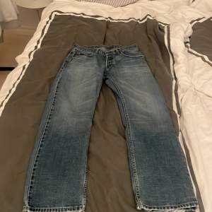 Säljer mina riktigt feta Levi’s jeans 511 storlek w32 l32  Lite vintage med en cool tvätt Skador: lite utslitna nere vid benen som dem flesta jeans brukar kunna bli, inget annat. Skriv vid andra frågor! 