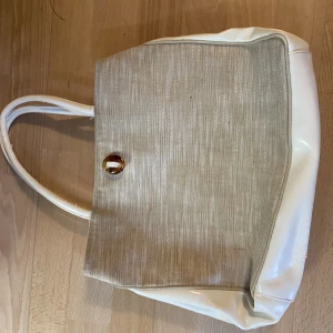 Beige Väska  - Beige Väska som jag köpte i second hand butik i Frankrike Inte perfekt skick men fortfarande okay 