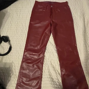 Röda skin byxor  - Dessa snygga skin byxor köpte jag secondhand från humana. Har använt två gånger men hade svårt att Styla de derför säljer jag de!💓