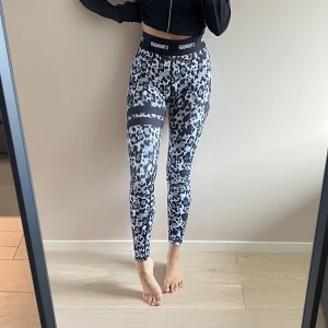 Träningstights från Stronger - Grå leopardtights från Stronger i superfint skick. Älskar dessa men kommer tyvärr inte till användning längre. 