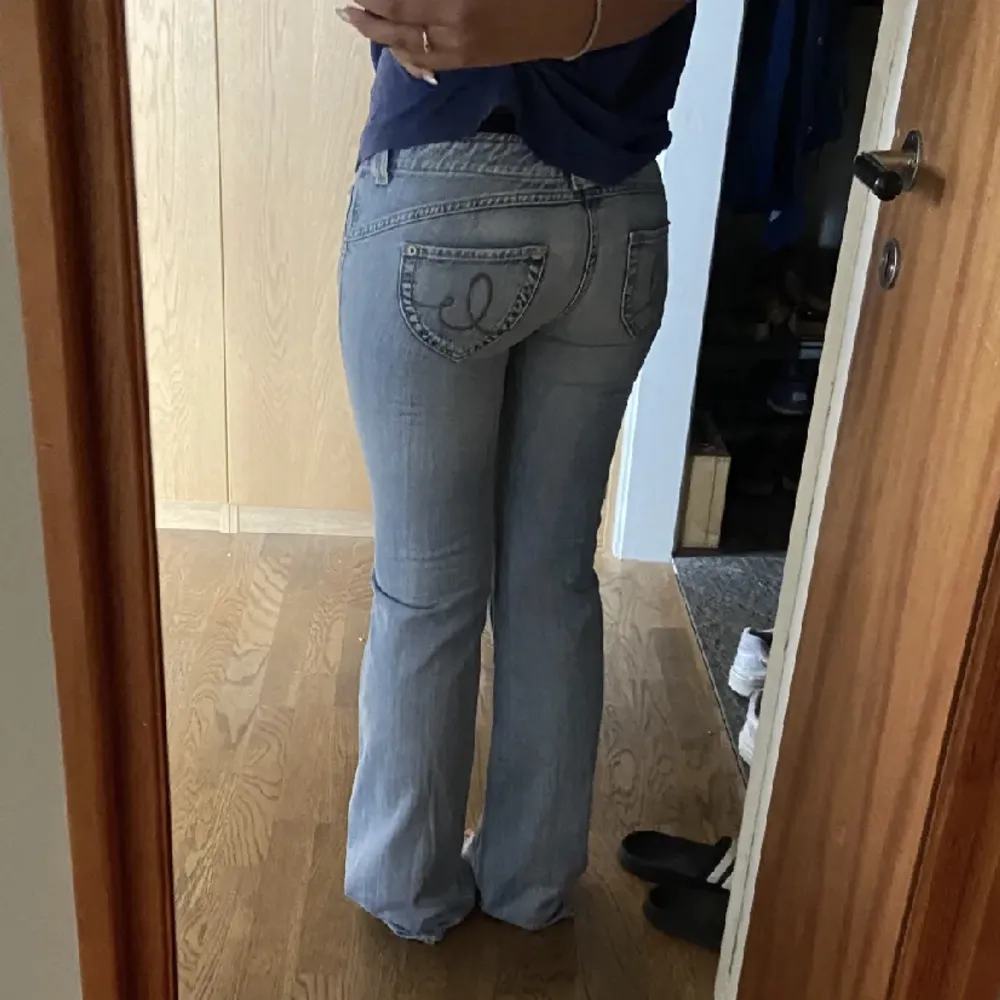Super snygg jeans, lågmidjage. Dom är bootcut och väldigt långa. Jag är 160 och dom var alldeles för långa för mig, passar nån som är 165-175. Dom har gått söder lägst ner (kan skicka bild på det)❤️ . Jeans & Byxor.
