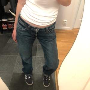 lågmidjade marinblåa jeans som jag säljer pga små på mig. Storlek 25/32. Mycket bra skick och originalpriset var 600. Det står fri frakt av en bugg kan tyvär inte ta bort det🩵 