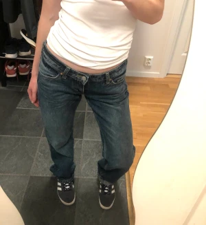 Perfekta lowwaist jeans  - lågmidjade marinblåa jeans som jag säljer pga små på mig. Storlek 25/32. Mycket bra skick och originalpriset var 600. Det står fri frakt av en bugg kan tyvär inte ta bort det🩵 