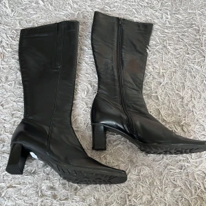 Skin stövlar - Ett par jättefina italienska skin stövlar i ett jätte mjukt skin. Orginal pris 900 säljer för 400