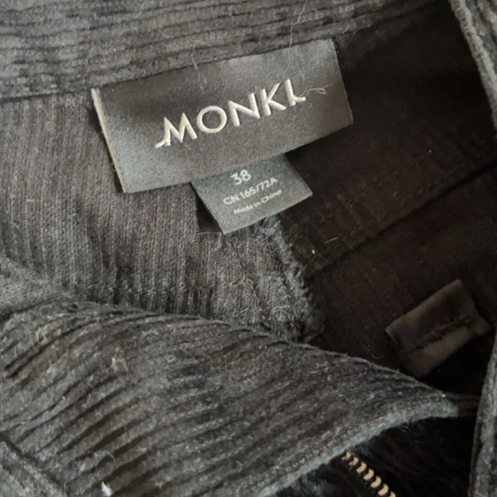 Jättefina svarta Manchester byxor 💞 Var mina favoriter men tyvärr passar dom inte längre . Jeans & Byxor.
