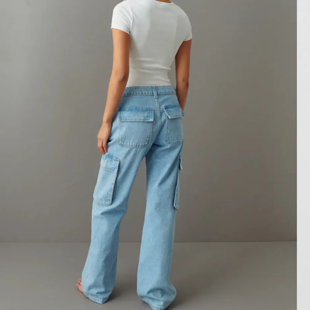 Low waist cargo jeans från gina🤍 jätte fina men it kommit till användning, slutsåld i de flesta strlk, skriv för fler bilder/frågor🫶🏽 nypris 499kr. Jeans & Byxor.