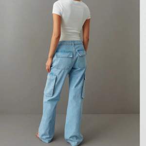 Low waist cargo jeans från gina🤍 jätte fina men it kommit till användning, slutsåld i de flesta strlk, skriv för fler bilder/frågor🫶🏽 nypris 499kr