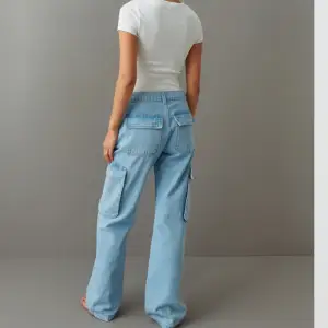 Low waist cargo jeans från gina🤍 jätte fina men it kommit till användning, slutsåld i de flesta strlk, skriv för fler bilder/frågor🫶🏽 nypris 499kr