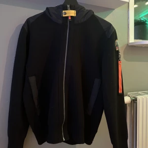 Parajumper jacka - En sprittny parajumper ”jacka” i nyttskick säljer pga att den är förliten kvitto och påse från johnells finns storlek S nypris 4199kr mitt pris 2900kr