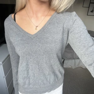 Grå stickad - Grå stickad/långärmad v-ringad tröja🩷 kommer inte till användning längre 