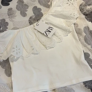 Zara topp - Använd två gånger och den ser typ ny ut, jätte bra skick🫶🏼🫶🏼