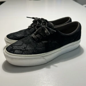 Vans platå  - Vans storlek 40. Ormskinnsmönster