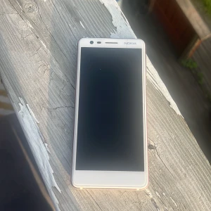 Nokia Telefon säljs! - Säljer Telefonen eftersom att den inte används längre. 😘 Har en spricka på skärmen som jag försökte visa på tredje bilden. Köparen står för frakt! Man märker inte ens av den när mobilen används, Köp nu!😻🫶🏼