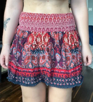 Boho kjol - Kjol från holister, säljer då jag haft denna kjol i några år. Skicket är fortfarande helt utmärkt!