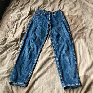Säljer mina älskade mom jeans då jag vuxit ur de. Det är modellen Lash i River Blue. 100% bomull. Storlek W25 L30. Orginaloriset var 700 kr.