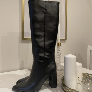 Boots med klack - Säljer mina svarta boots med klack. Använda en gång.   Köparen står för frakt. 