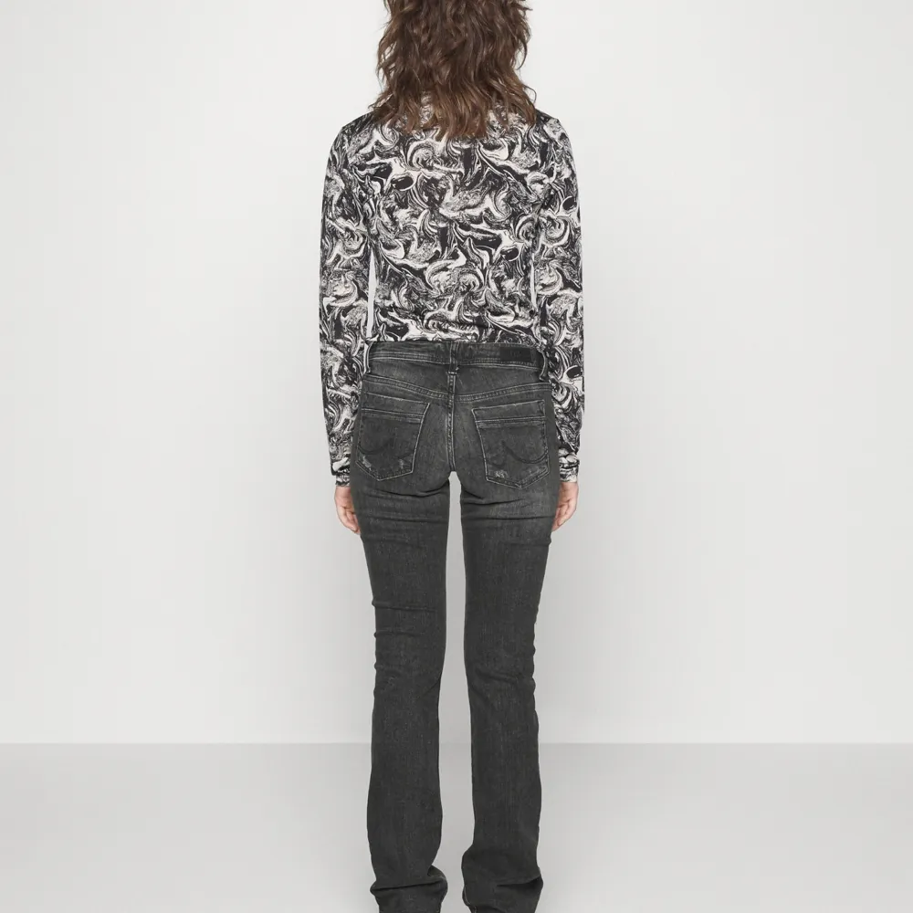 Grå jeans med slitning i knäna från ltb.dom är bra längd så passar även längre personer. Säljer pga dom bara hänger i garderoben och används inte💕nypris 829 kr. Jeans & Byxor.