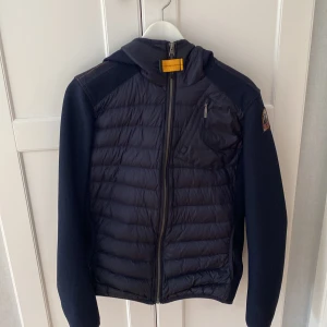 Parajumpersjacka (warm up) stl Y-L - Jättefin Parajumpers jacka, stl Y-L