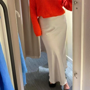 Maxikjol i satin  - Maxikjol i satin med dold dragkedja i midjan. Använd en gång så den är så gott som ny.  Slutsåld på nätet. 