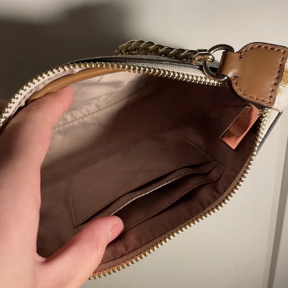 Säljer denna sjukt snygga Michael Kors väska! Den passar till i princip allt och funkar både till sommar outfitten och vinter outfitten. Den är knappt använd och i superbra skick. Inga defekter. Pris kan diskuteras vid snabb affär. . Väskor.