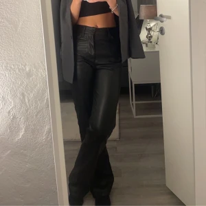 Skinn byxor - Säljer dessa byxor pga att de inte kommer till användning längre. Super bra skick💕