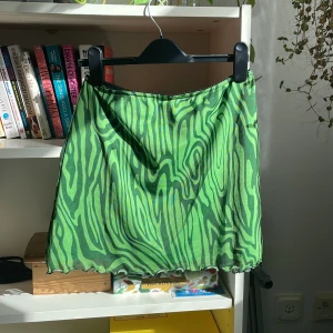 Urban Outfitters grön minikjol  - Hej! Jag säljer en grön minikjol i storken S. Den är bara använd två gånger. <3  Hämtas helst i Malmö!  