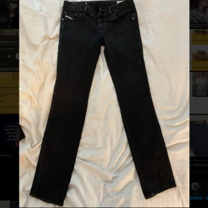 Diesel jeans! - Säljer mina svarta diesel jeans då dom inte kommer till användning längre! Dom är low rise och strl 27 i midjan och 34 i längden. Pris kan diskuteras💗