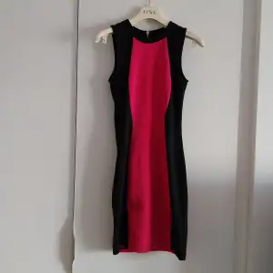 Svart och mörkrosa klänning från HM i storlek 34. Använd 1 gång.   Betalning sker via swish och köparen står för frakten.