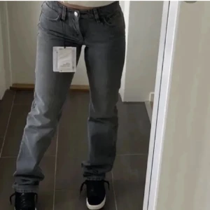 Jeans  - säljer dom förut vääldigt populära zara gråa lågmidjade jansen. Jättesnygga och passar till allt men tyvärr för små för mig 🤍
