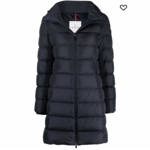 Moncler jacka - Säljer denna fina Moncler dunjacka pågrund av flytt använd i kanske 1 månad . Kemtvättad och som ny den är lagom lång och jag är 156 . Hör av er för mer bilder eller information 
