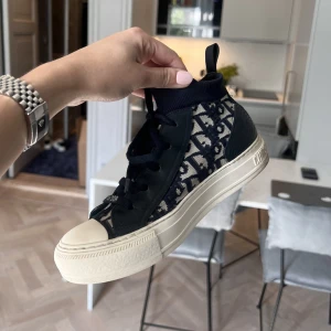 Dior sneakers - Säljer mina Walk’n’dior sneakers i marinblå. Mycket bra skick. Storlek 37.5. Extra skosnören och dustbags medföljer. Har inte sparat kvitto 😊 