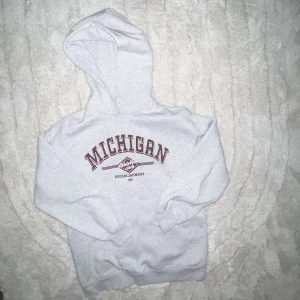 Hoodie - Ginatricot  Aldrig använd 