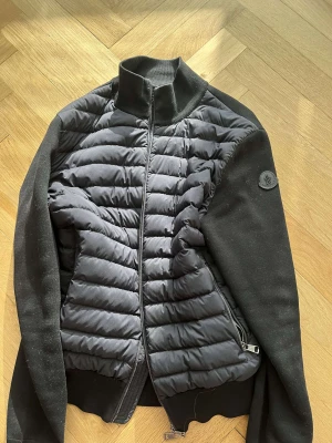 Moncler cardigan - Sparsamt använd moncler cardigan black label!  Storlek L, bra skick!. Inget kvitto medföljer! Vill göra en snabb affär så kan diskutera priset!
