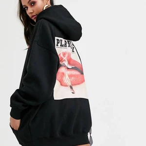 Ny Playboy hoodie - Playboy hoodie i nytt skick,köpte förra året på missguided för 650kr men endast använd fåtal gånger. Storlek s men den är väldigt oversized så passar inprincip alla. Den säljs inte mer och är slutsåld. Obs tryck inte på ”köp nu”  Pris går att diskutera! 