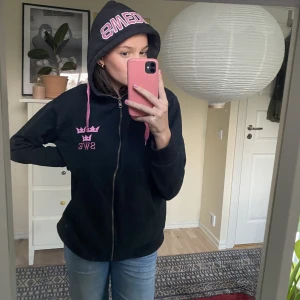 Zip up🩷 - Jättenice zip up💕 den är i strl L men ganska liten i storleken och passar mig bra som brukar ha XS/S🩷säljer för 100kr och då betalar jag för frakten💖