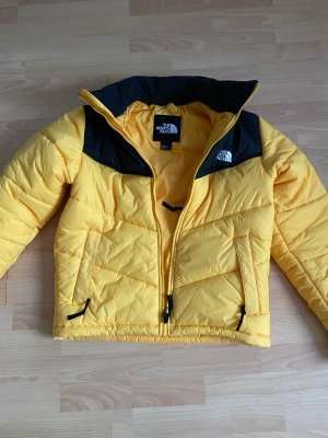 North Face Jacka  - Ordentlig och tålig dunjacka från The North Face. Inga synliga defekter, väldigt sparsamt använd & näst intill nyskick. Normal i storleken. Skriv ifall du har mer frågor eller funderingar! (Nypris 3000kr)