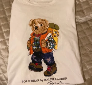 Polo bear by Ralph lauren T-shirt! - Polo bear by Ralph lauren T-shirt i fint skick!   Använd en del men utan tydliga defekter Passar storlek xs/s dam (Barnstorlek L)