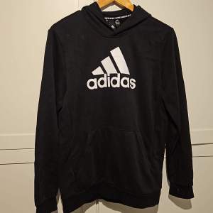 En svart adidas hoodie i barnstorlek XL eller i vanlig storlek Small. Fint skick.