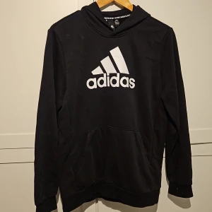 Svart Adidas hoodie stl. Barn XL/ small - En svart adidas hoodie i barnstorlek XL eller i vanlig storlek Small. Fint skick.