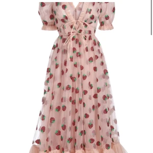 Strawberry dress - Orginalt köpt från lirika matoshi för över 5000kr har används två gångar och är köpt 2020/2021? O ok cg säljer för jag behöver pengar 