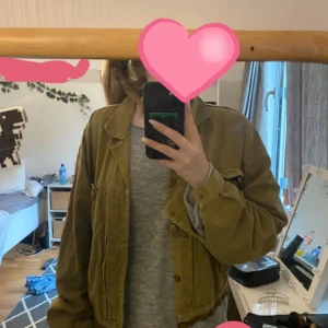Jacka  - Säljer en jätte snygg grön jacka som jag köpte på second hand för länge sen😍 passar mig som vanligtvis har storlek M💗