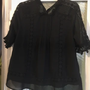 Svart blus - Säljer denna så snygga svarta blusen, perfekt för fest eller fin middagar!💕