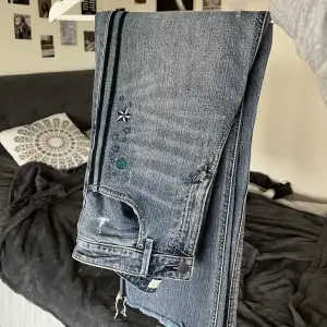 Säljer dessa vintage odd molly jeans i storlek 28 <3 Jag är 167 och längden är perfekt men de var lite för stora i midjan på mig. 