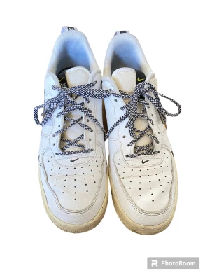 Nike af1 special edition - Svartvita o checkered af1. Strl: 43 Skick: 5/10 använda, skriv privat för mer info