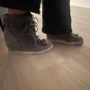 Fransskor -  fina trendiga kilklack skor, som tyvärr är förstora på mig💗💗